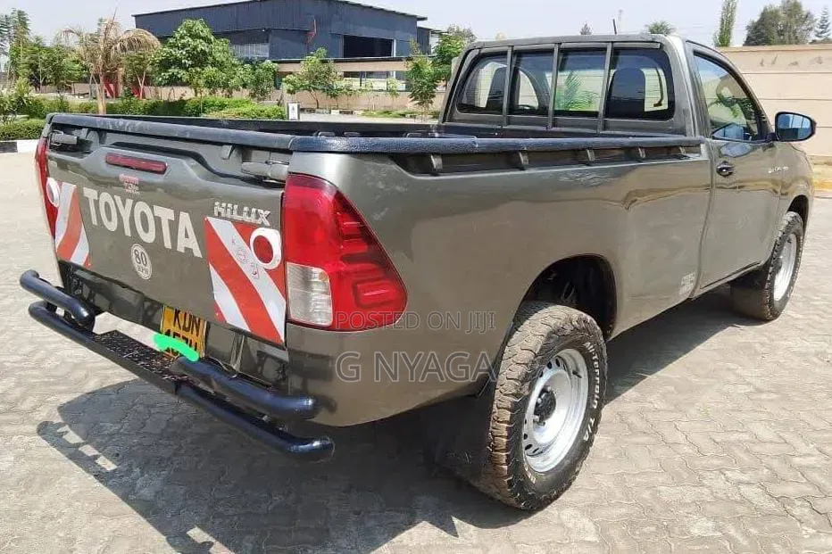 Toyota Hilux 2023 Gray