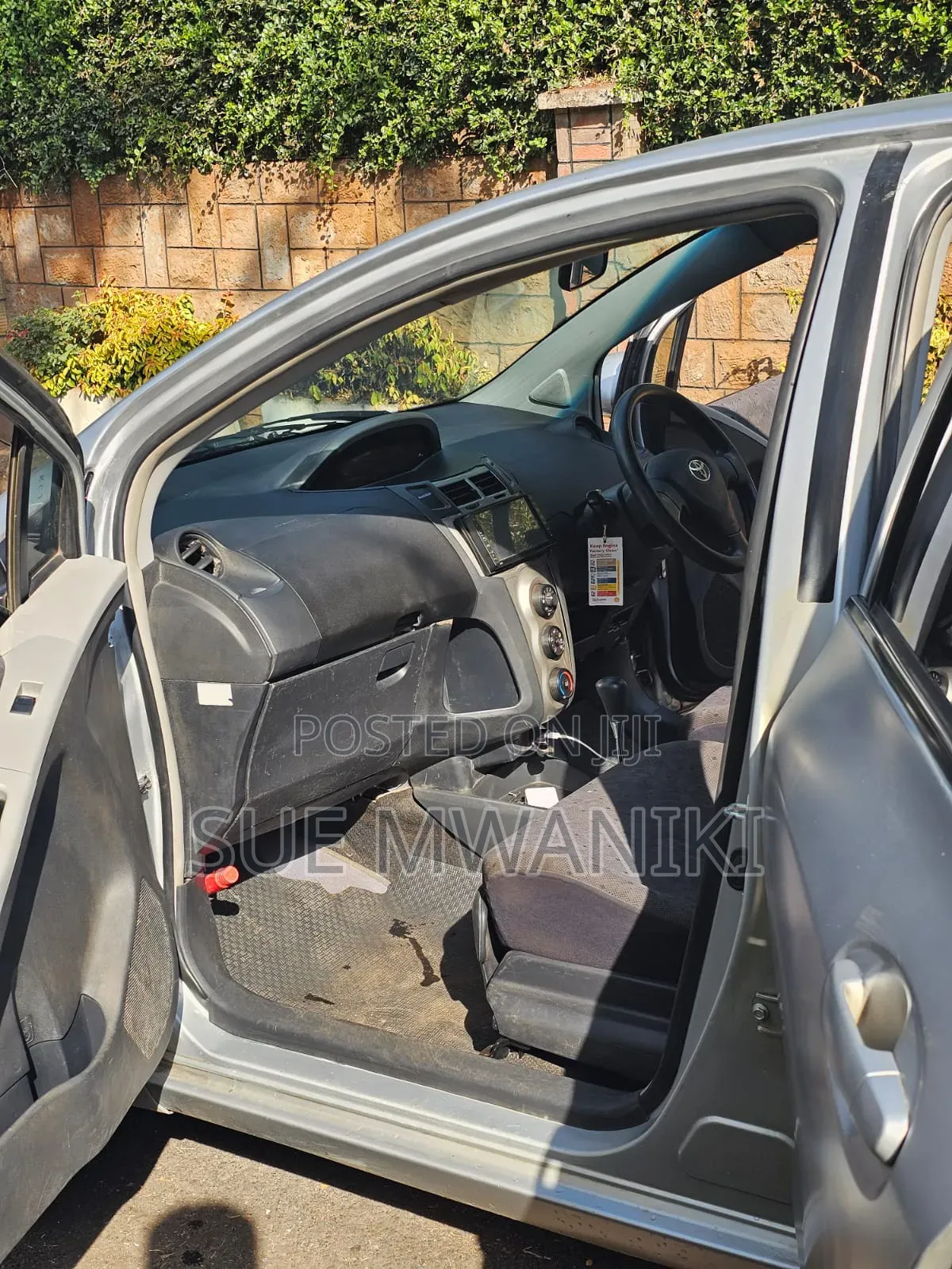 Toyota Vitz 2011 Silver