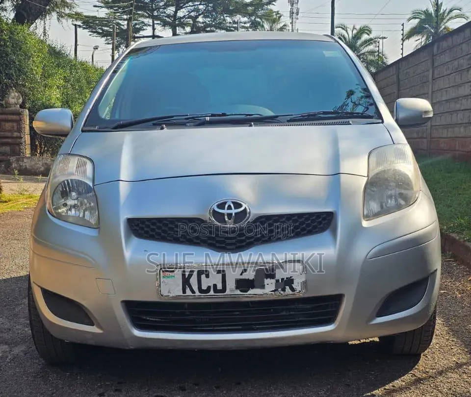 Toyota Vitz 2011 Silver