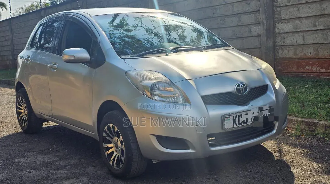 Toyota Vitz 2011 Silver