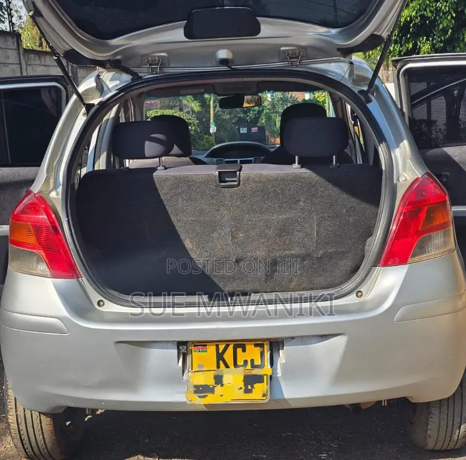 Toyota Vitz 2011 Silver