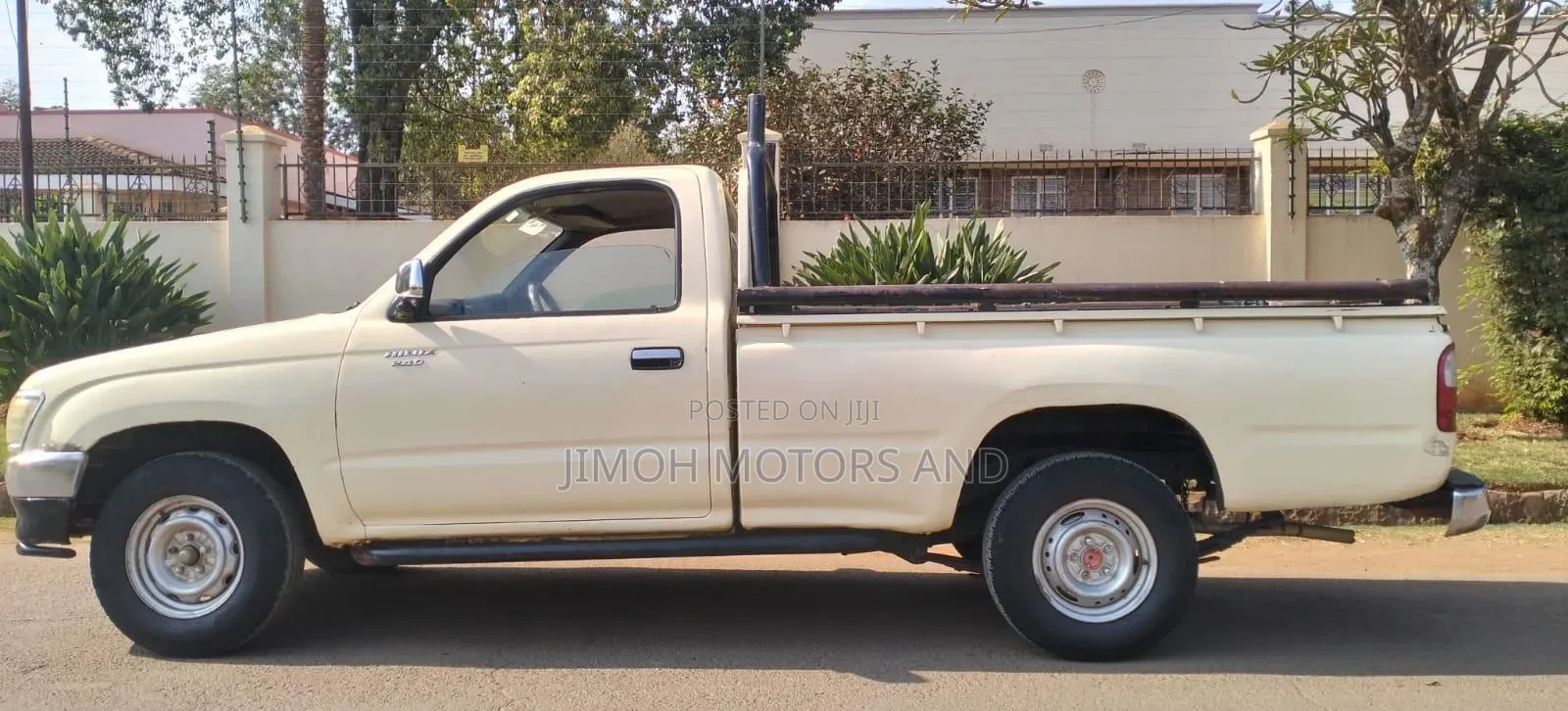 Toyota Hilux 2000 White