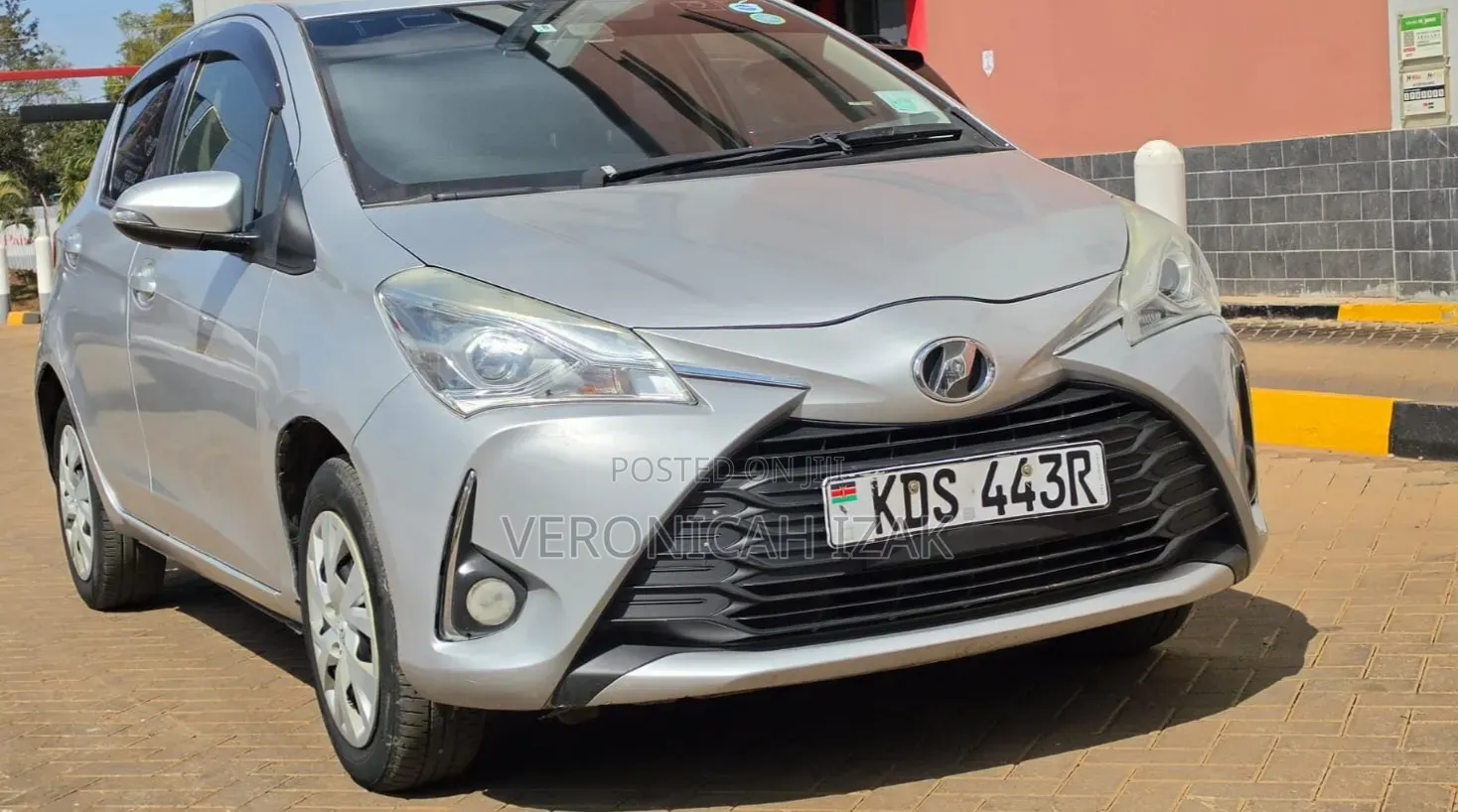 Toyota Vitz 2017 Silver