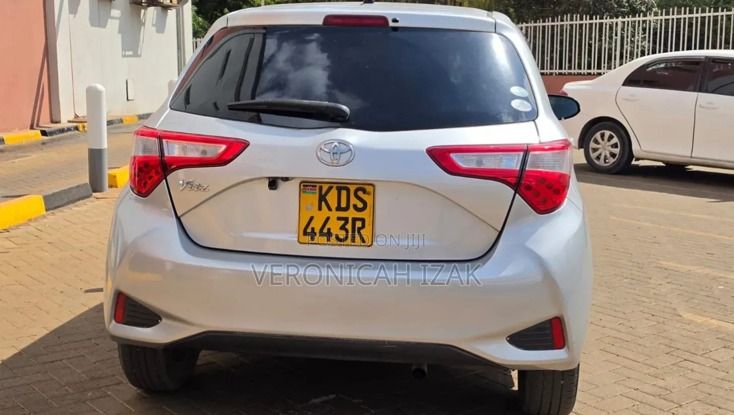 Toyota Vitz 2017 Silver