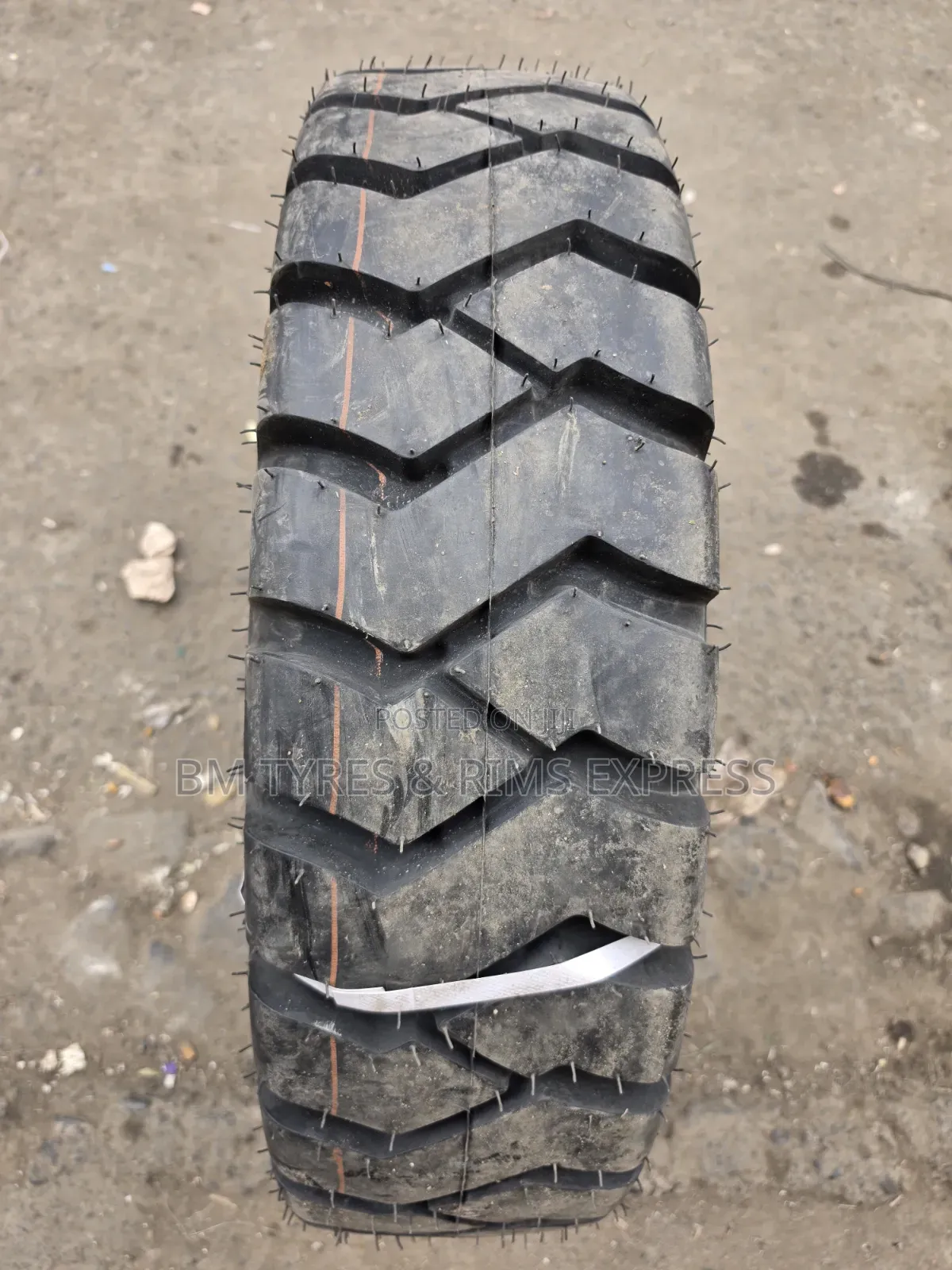 825 - 15 BKT TIRES (Diff)