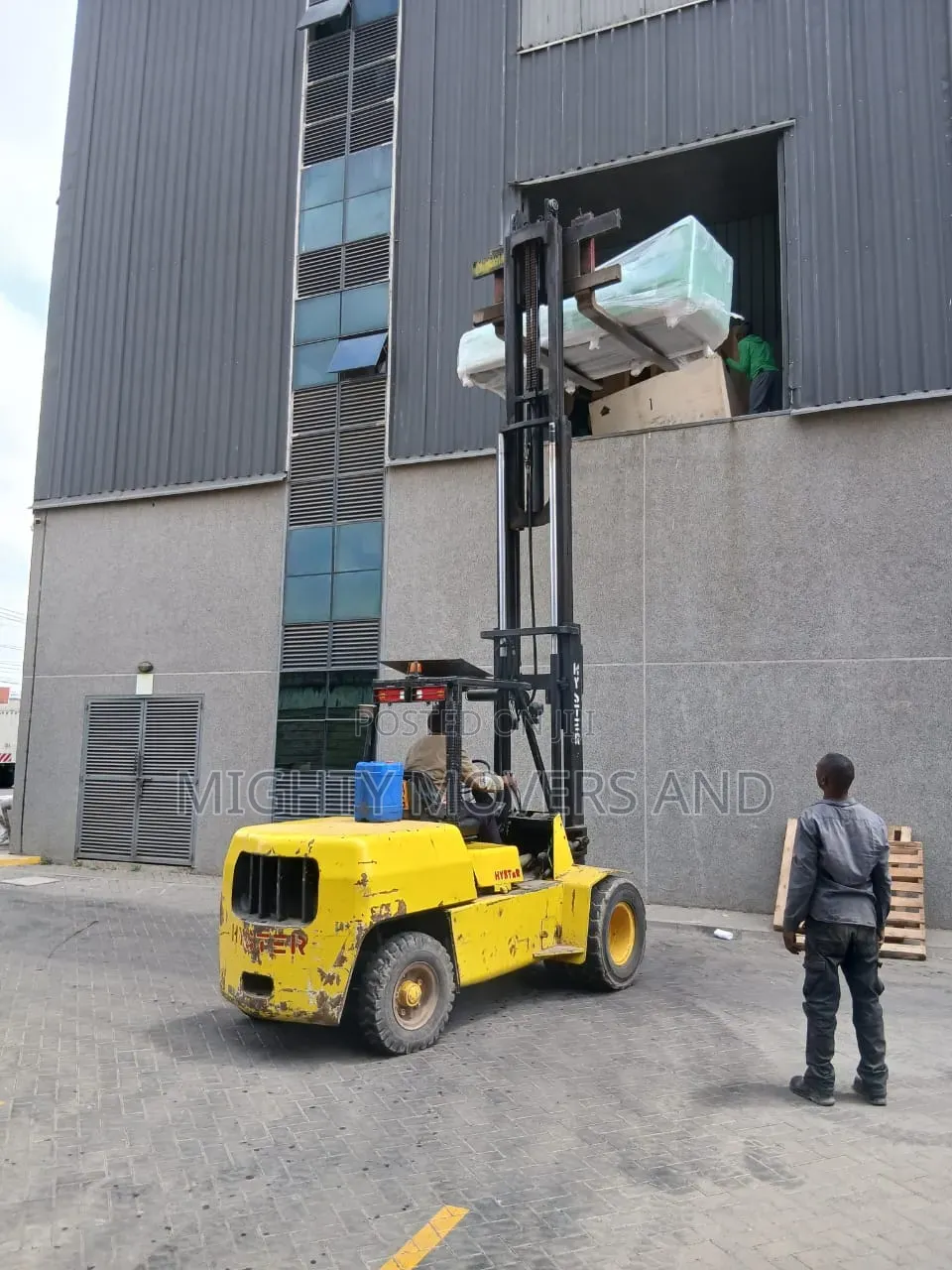 Comprehensive Lifting, Forklift Transport Service at Hand
