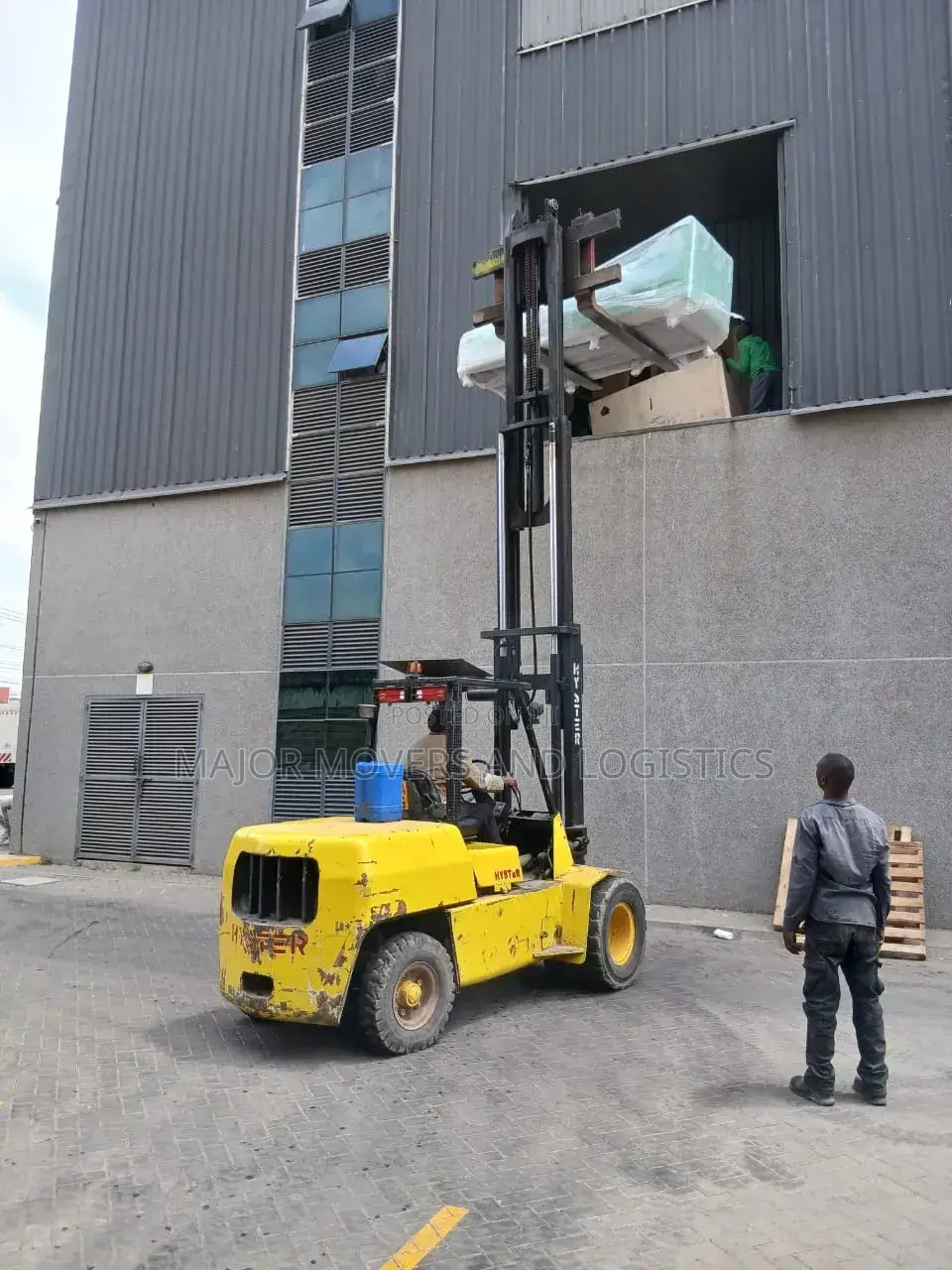Comprehensive Lifting, Forklift Transport Service at Hand