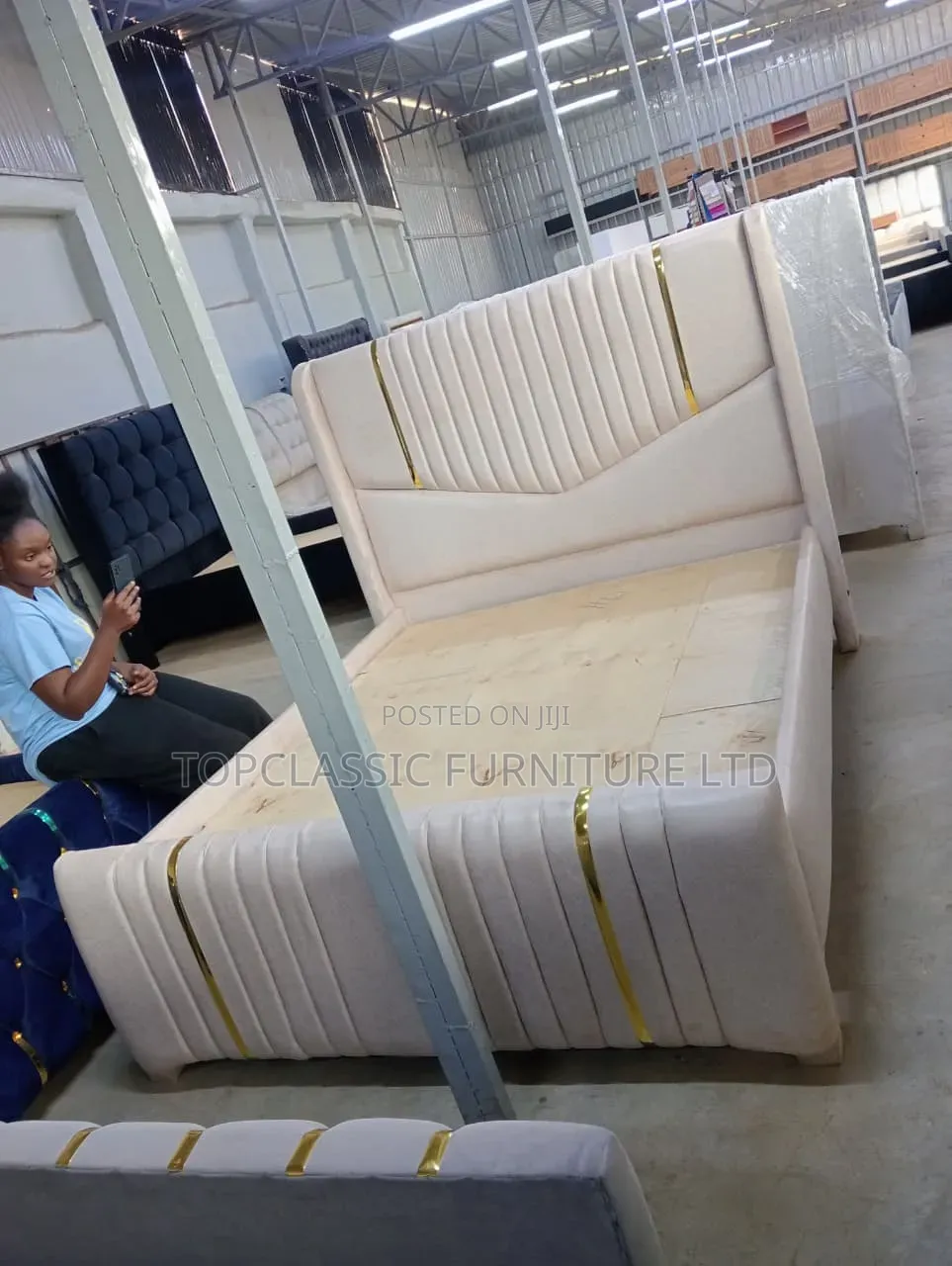 5x6 Chester King Size Bed With Gold Strips