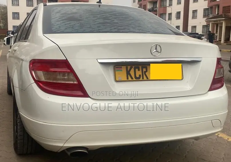 Mercedes-Benz C200 2011 Pearl