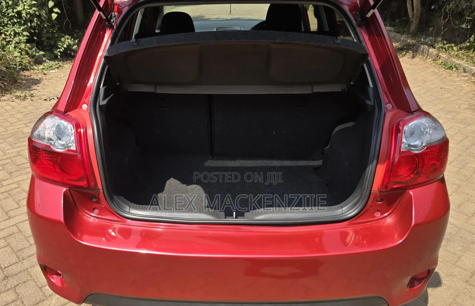 Toyota Auris 2011 Red