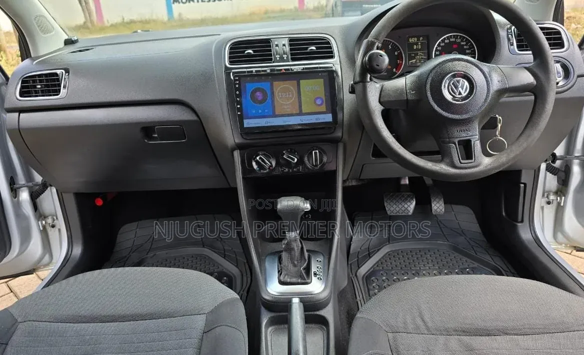 Volkswagen Polo 2011 Silver