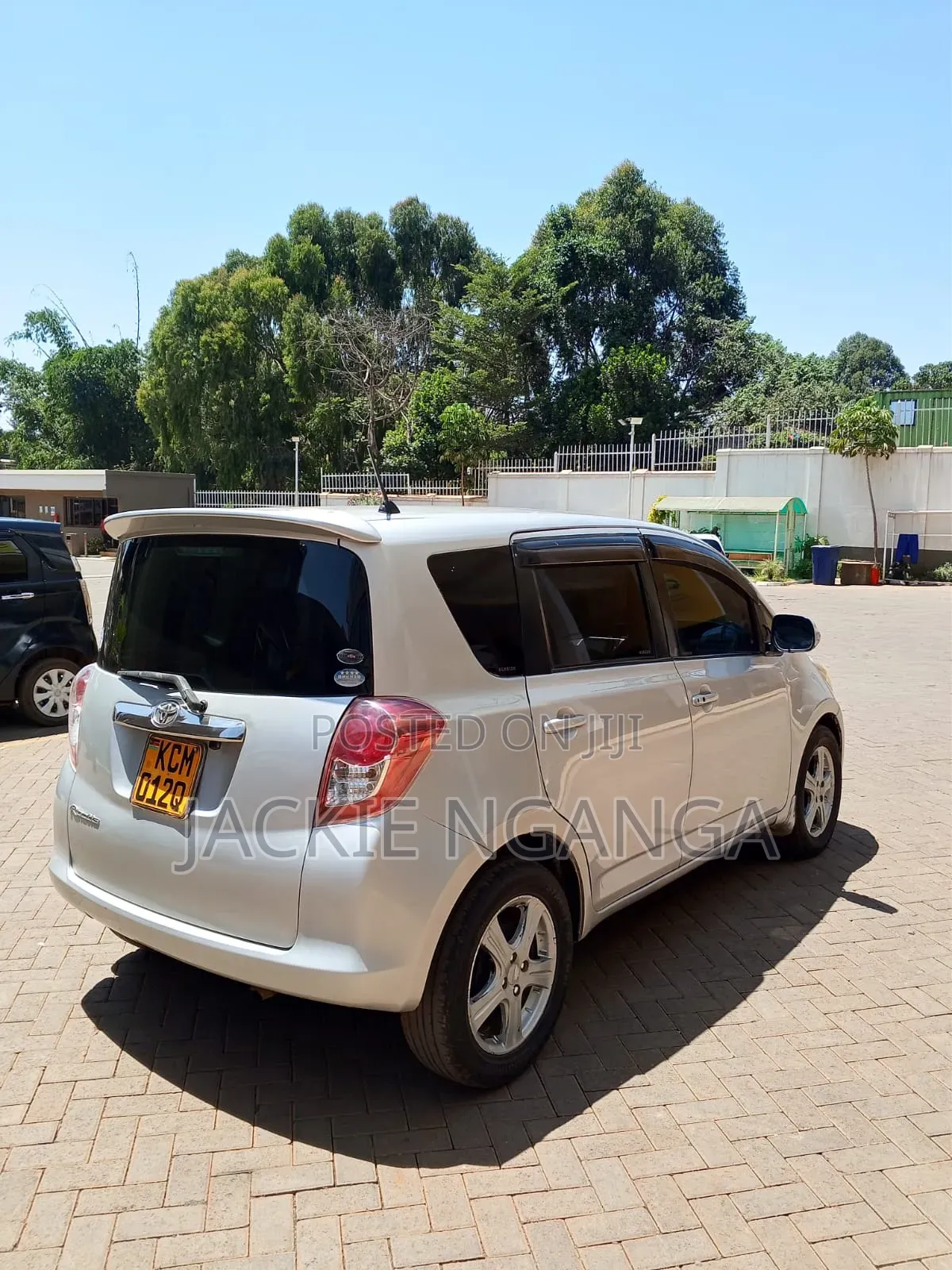 Toyota Ractis 2010 Silver