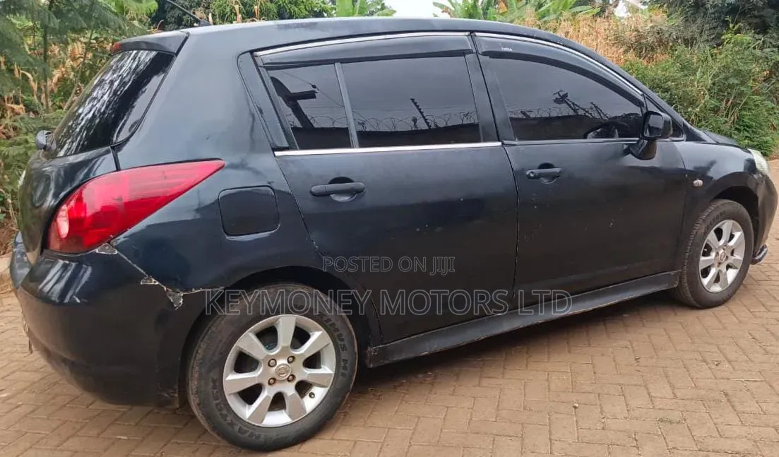 Nissan Tiida 2011 Black