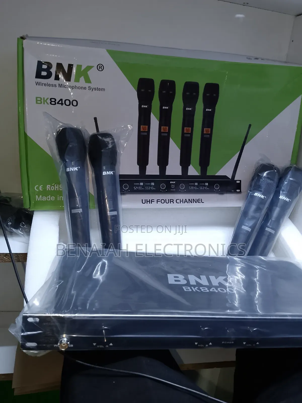 BNK Microphone Uhf Four Channels Microphone