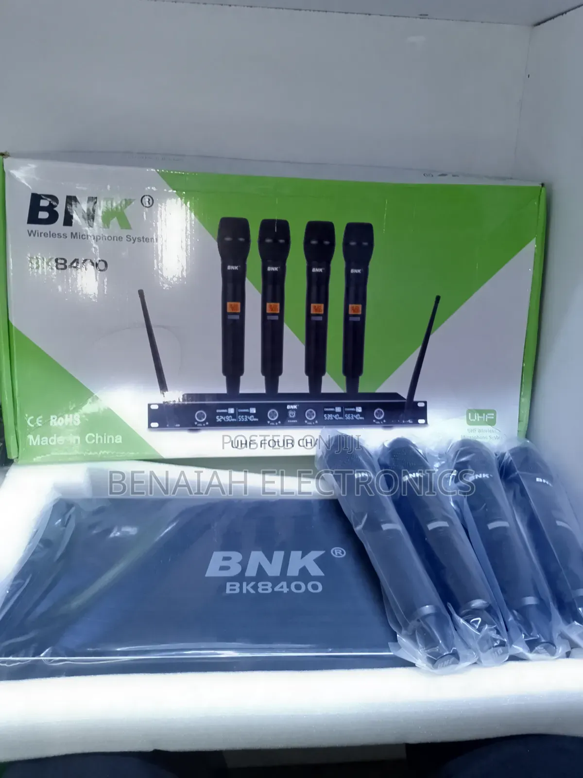 BNK MICROPHONE Four Channels UHF Wireless Microphone System