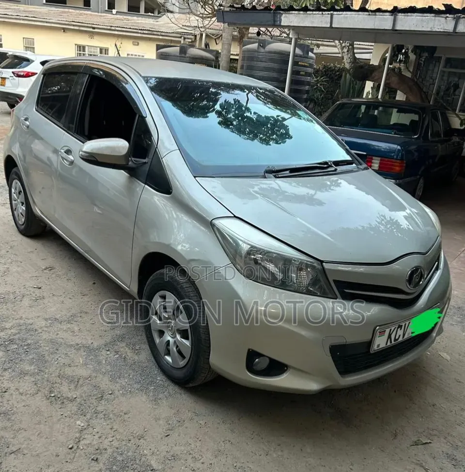 Toyota Vitz 2013 Silver