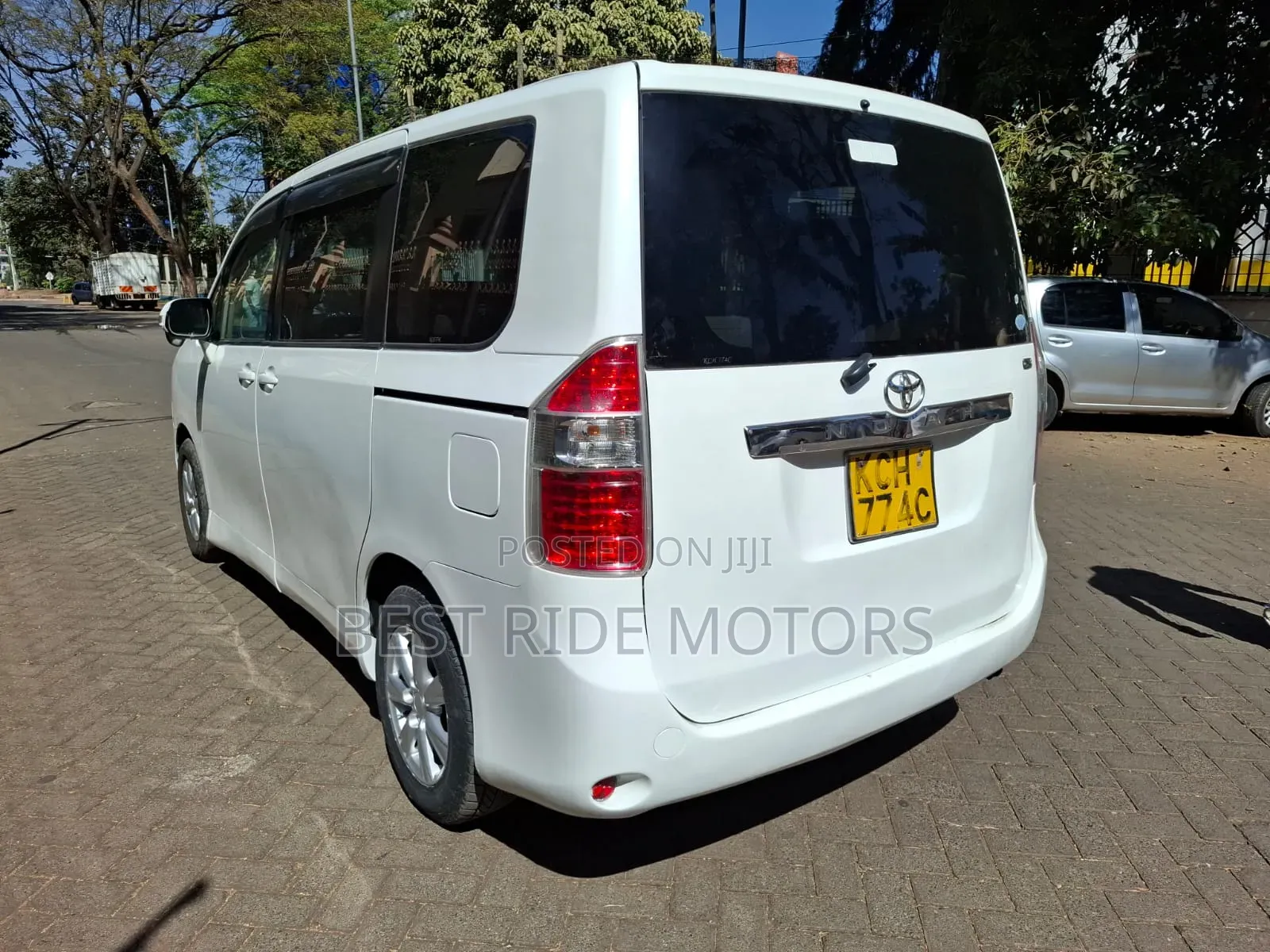 Toyota Noah 2009 White