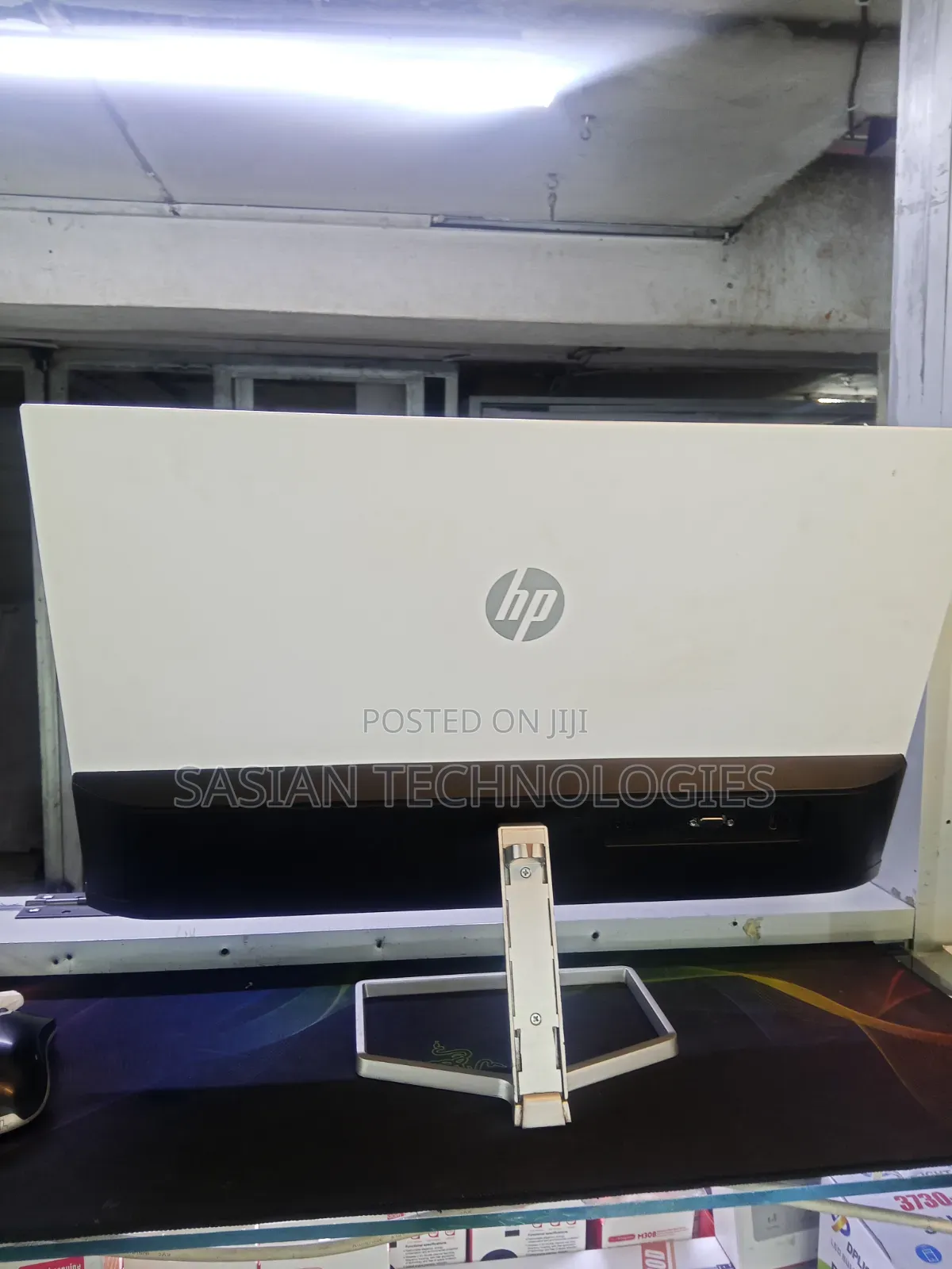 24 Inches HP Monitor Edge to Edge Uses Vga Cable