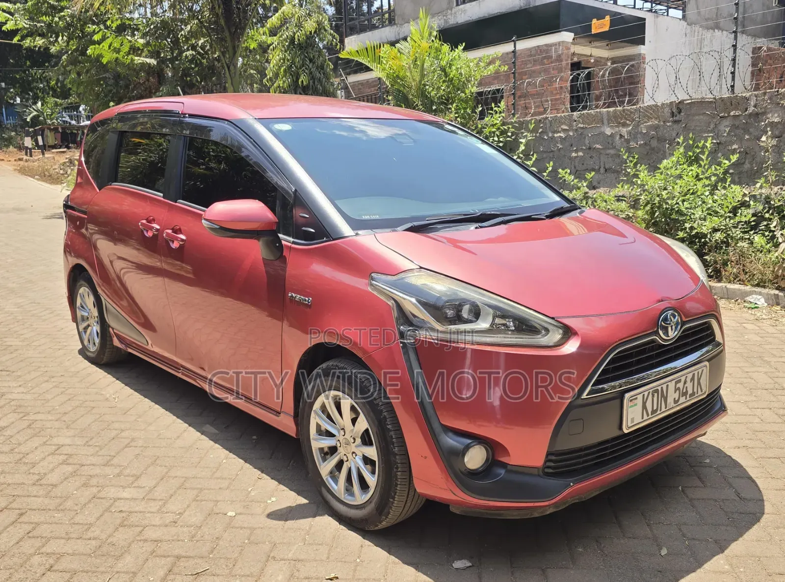 Toyota Sienta 2017 Red