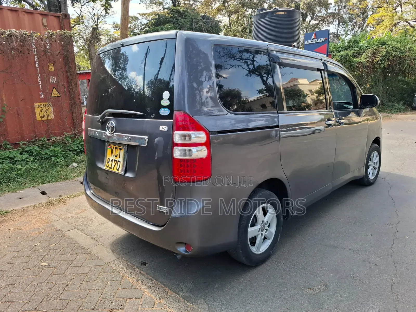 Toyota Noah 2.0 158hp FWD (8 Seater) 2011 Gray
