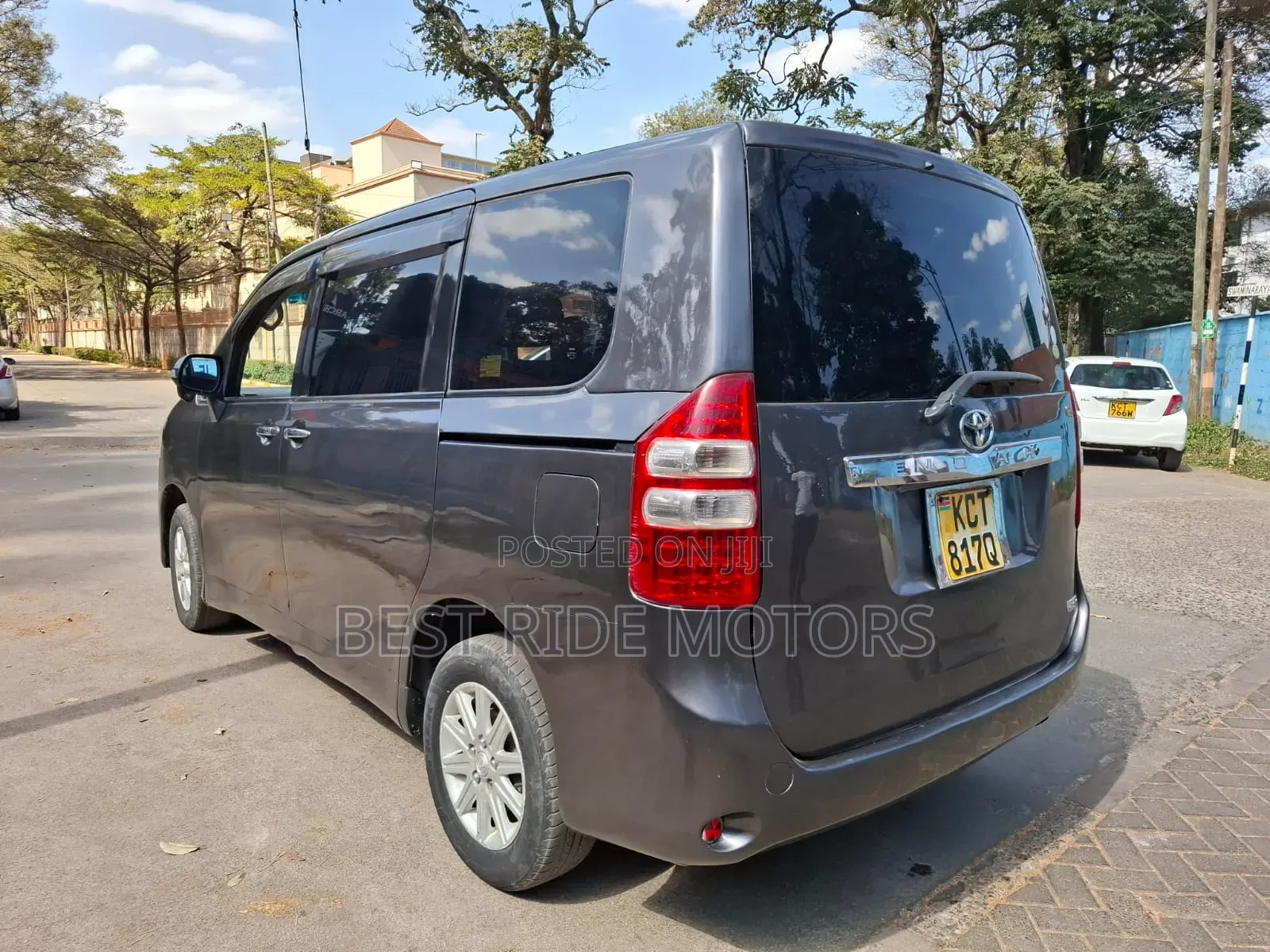 Toyota Noah 2.0 158hp FWD (8 Seater) 2011 Gray