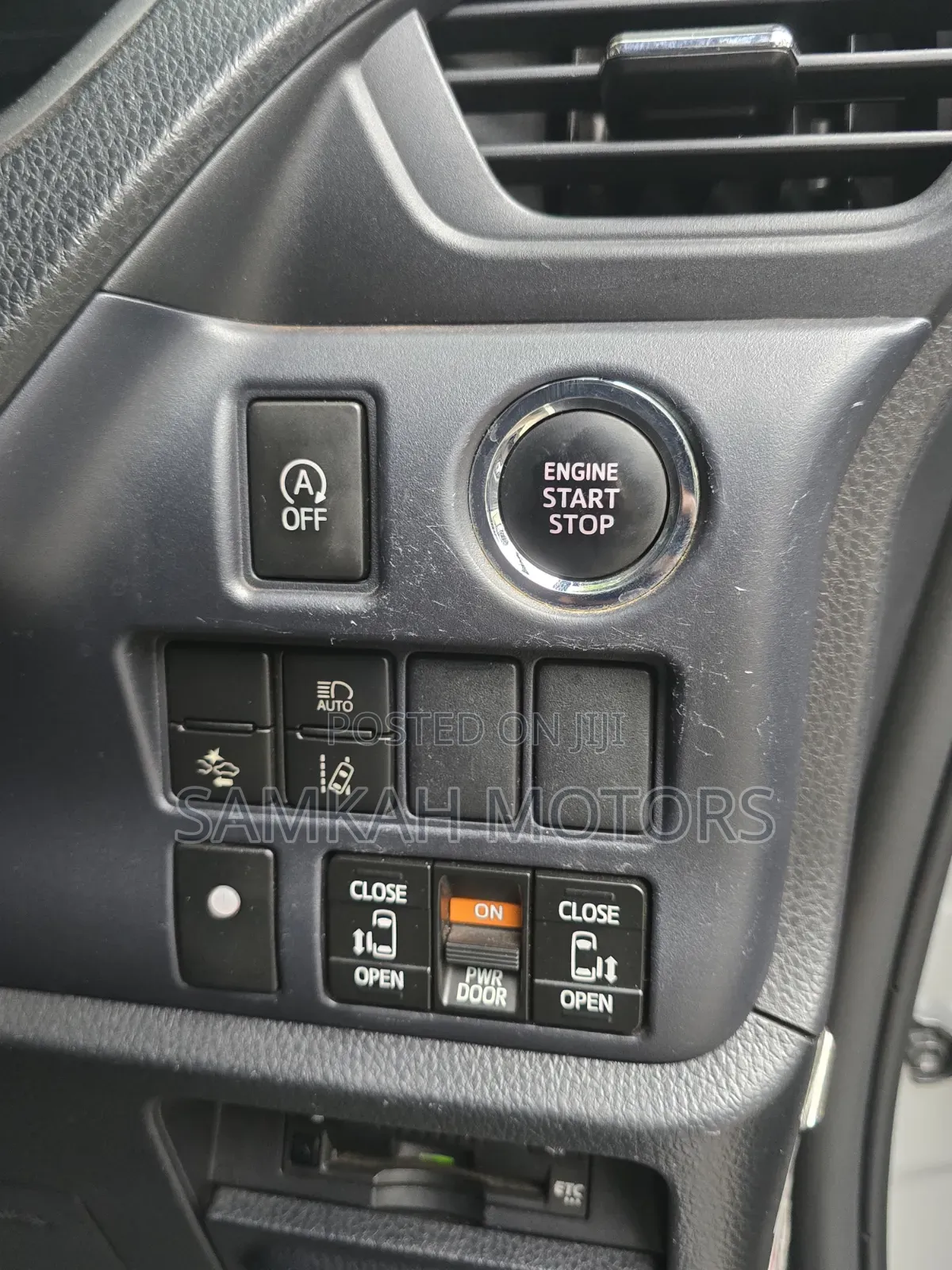 Toyota Noah 2018 Silver