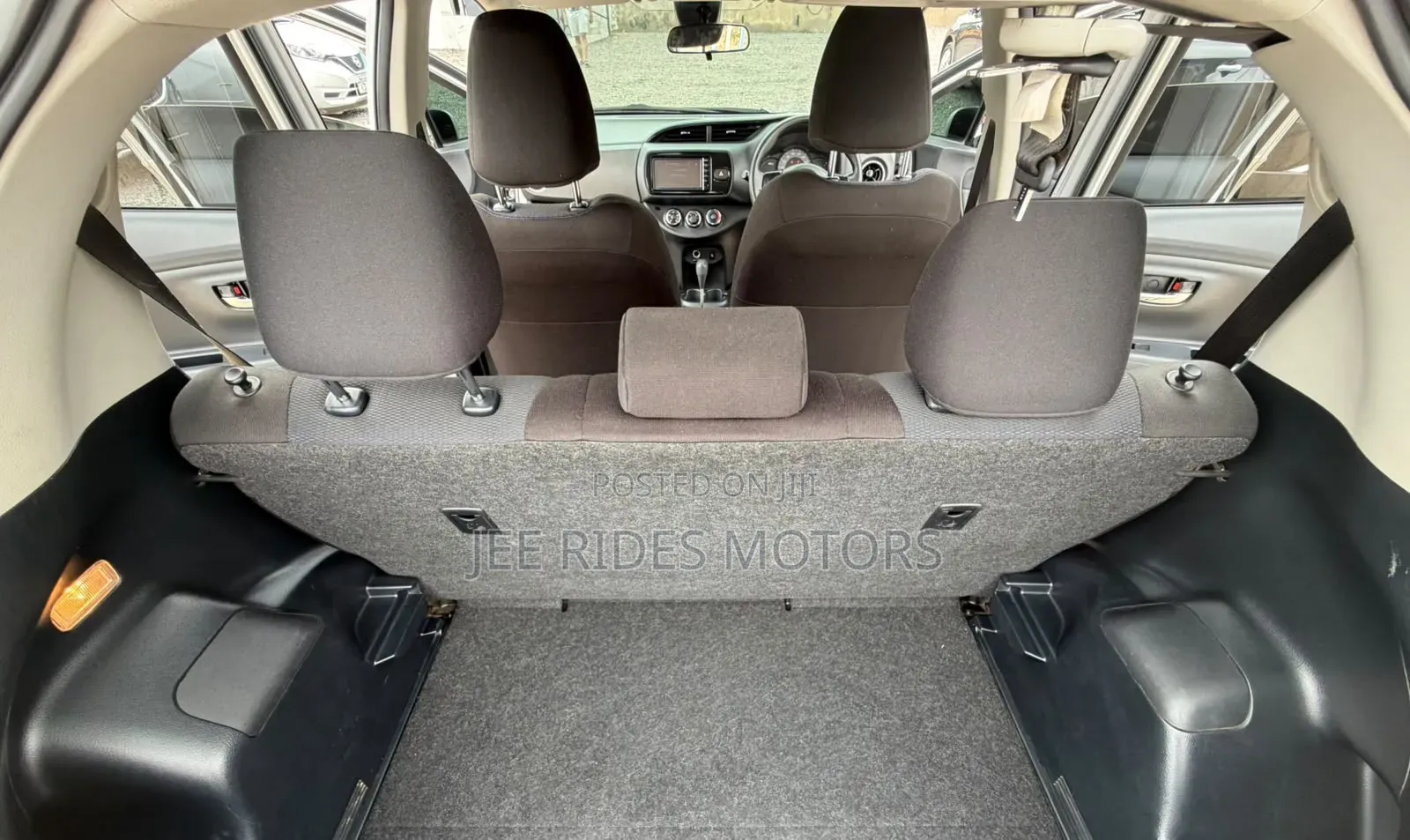 Toyota Vitz 2016 Silver