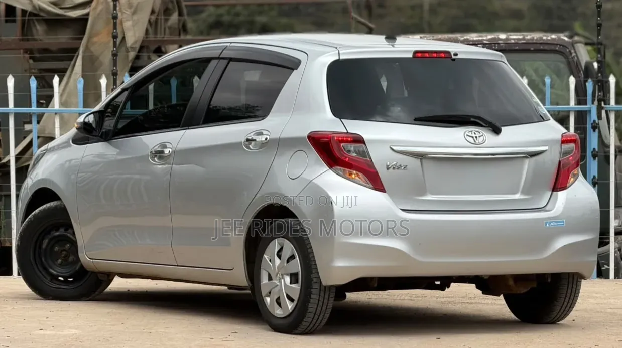 Toyota Vitz 2016 Silver