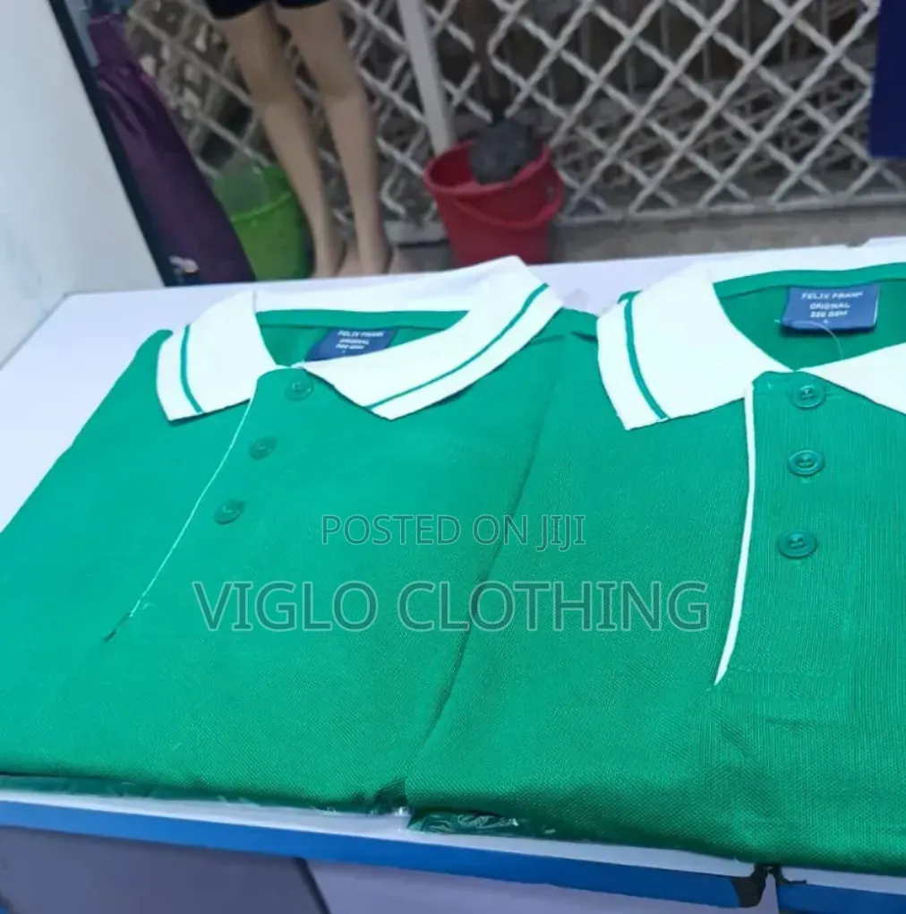 Green Body, White Collar Poloshirts
