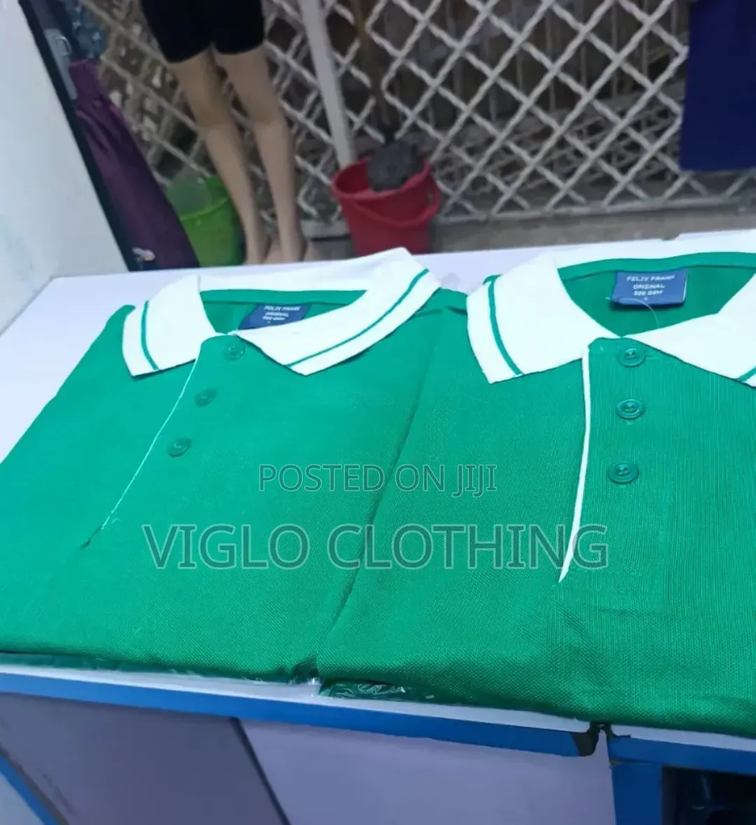 Green Body, White Collar Poloshirts