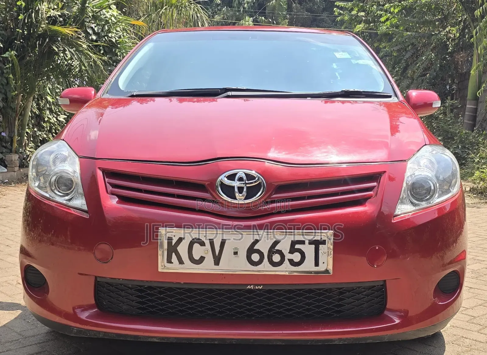 Toyota Auris 2011 Red
