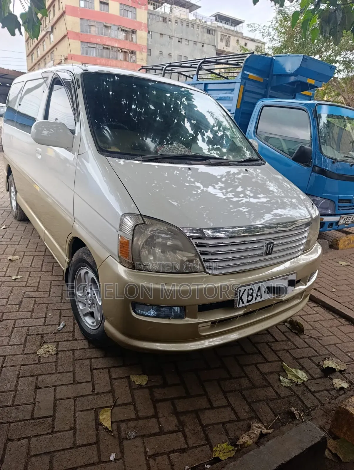 Toyota Regius 1998 White