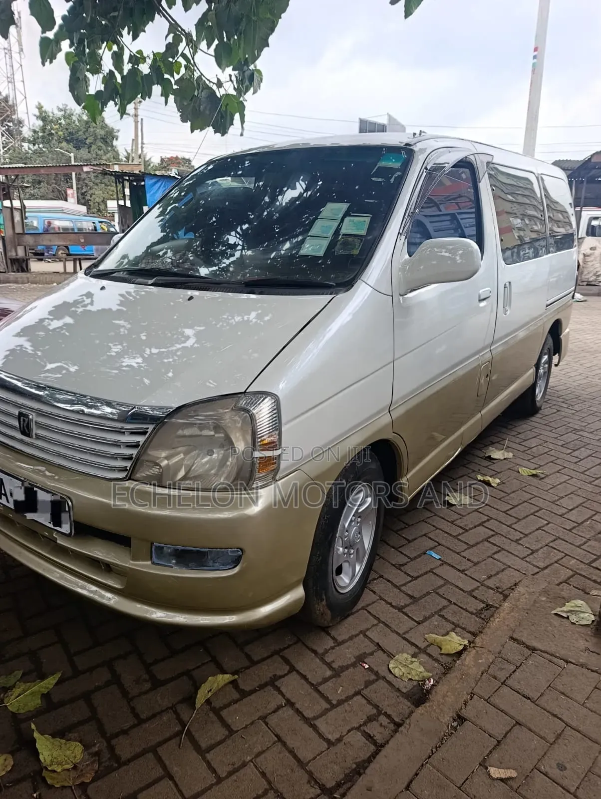 Toyota Regius 1998 White