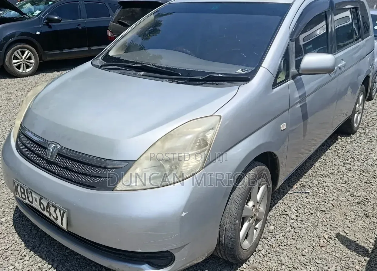 Toyota ISIS 2006 Gray