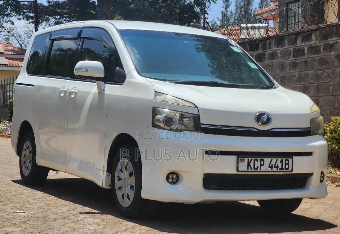 Toyota Voxy 2010 White
