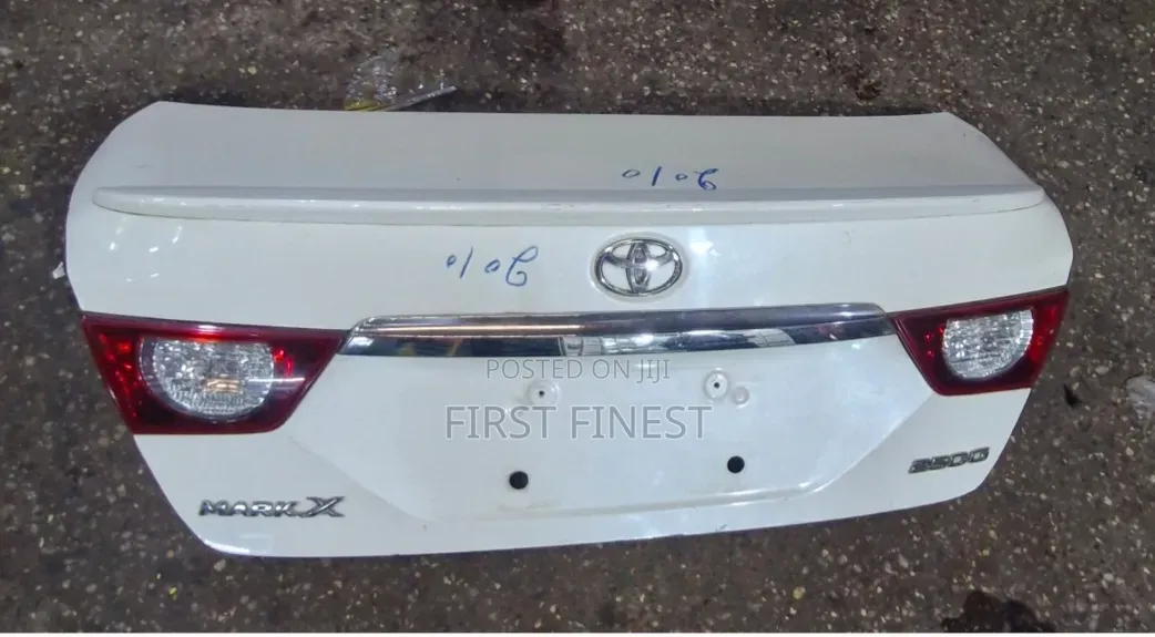 Toyota Mark X Boot 2012 With Spoiler and Camera