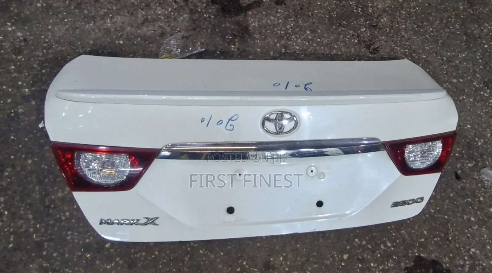 Toyota Mark X Boot 2012 With Spoiler and Camera