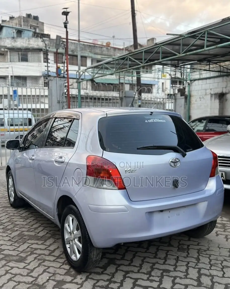 Toyota Vitz 1.3 FWD 5dr 2011 Purple