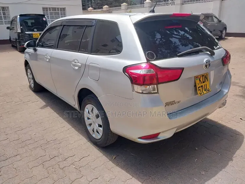 Toyota Corolla Fielder 1.5 Hybrid FWD 2016 Silver