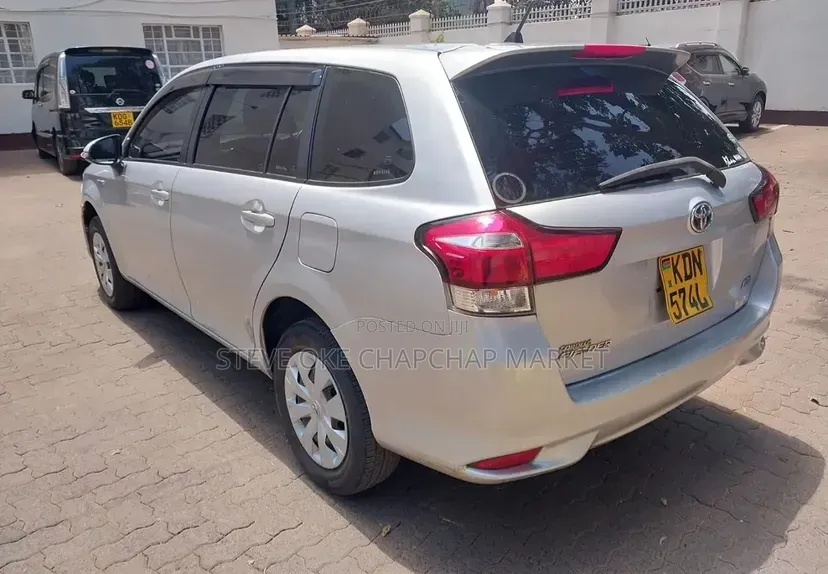 Toyota Corolla Fielder 1.5 Hybrid FWD 2016 Silver