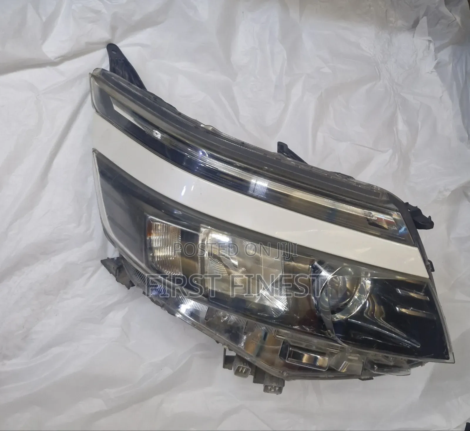 Toyota Voxy 2014 Headlights Xenon Part No. 28-229