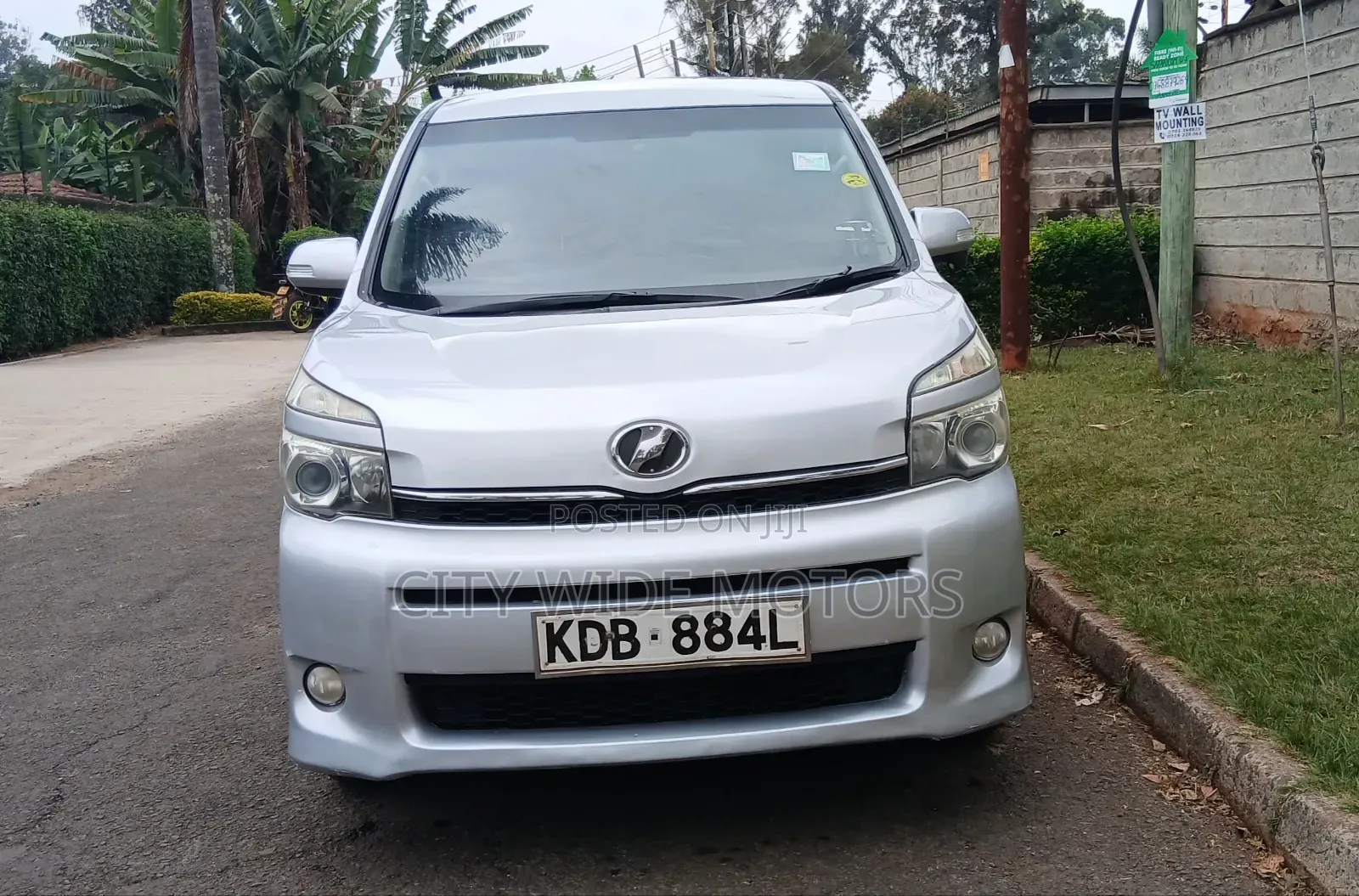 Toyota Voxy 2013 Silver