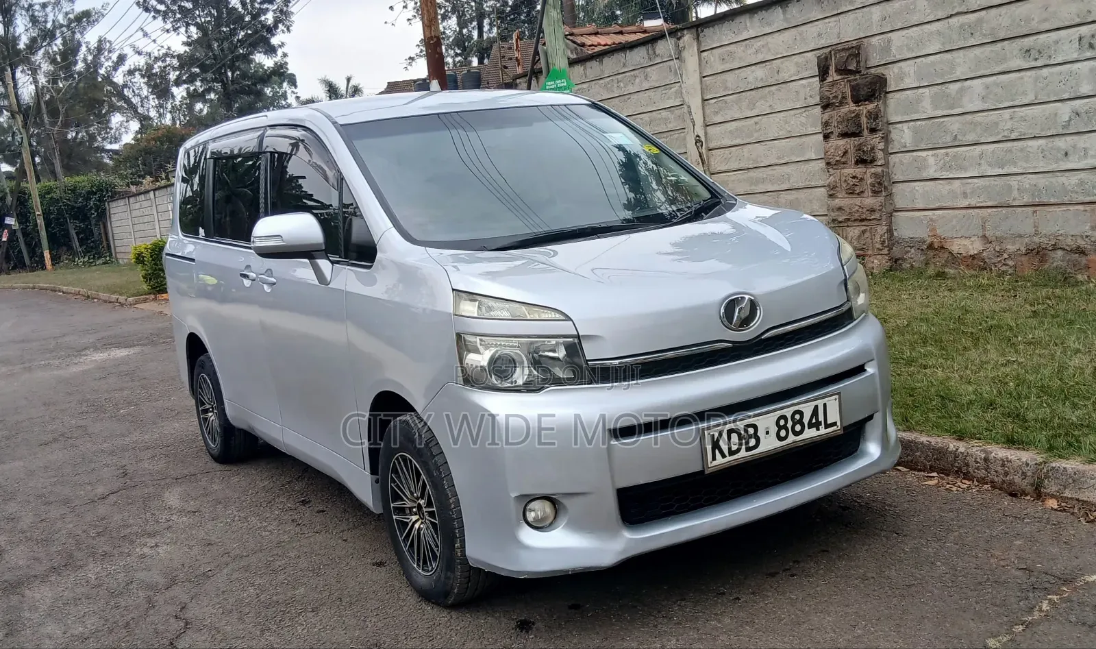Toyota Voxy 2013 Silver