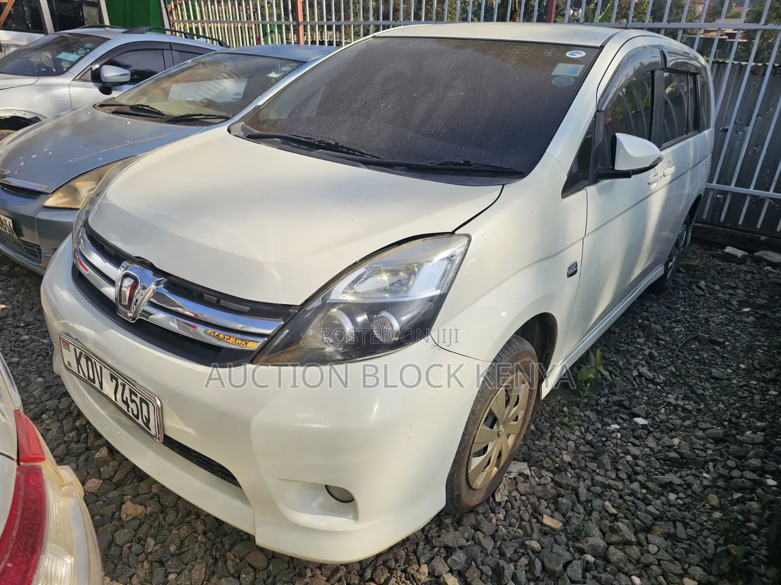 Toyota ISIS 2017 White