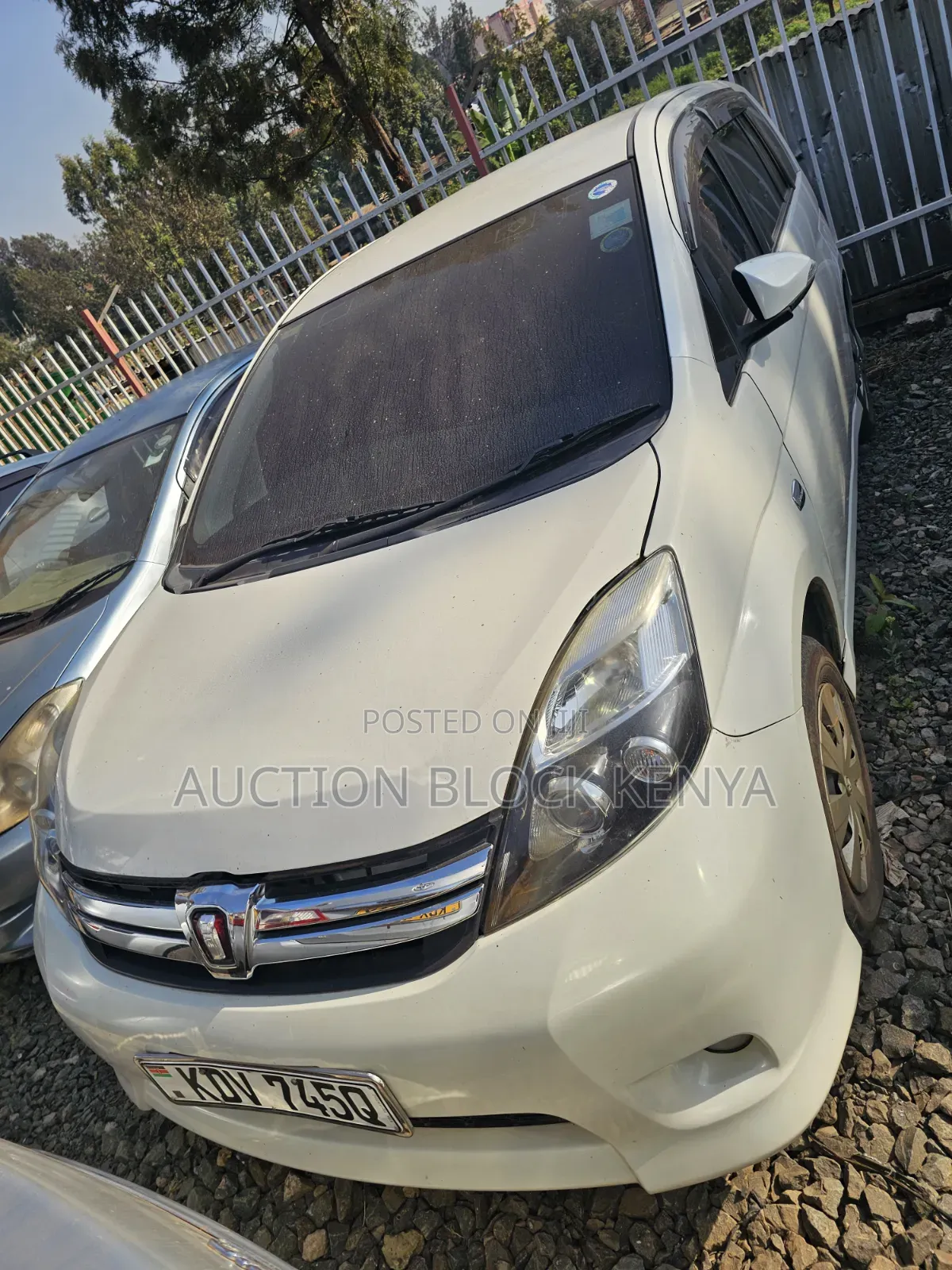 Toyota ISIS 2017 White