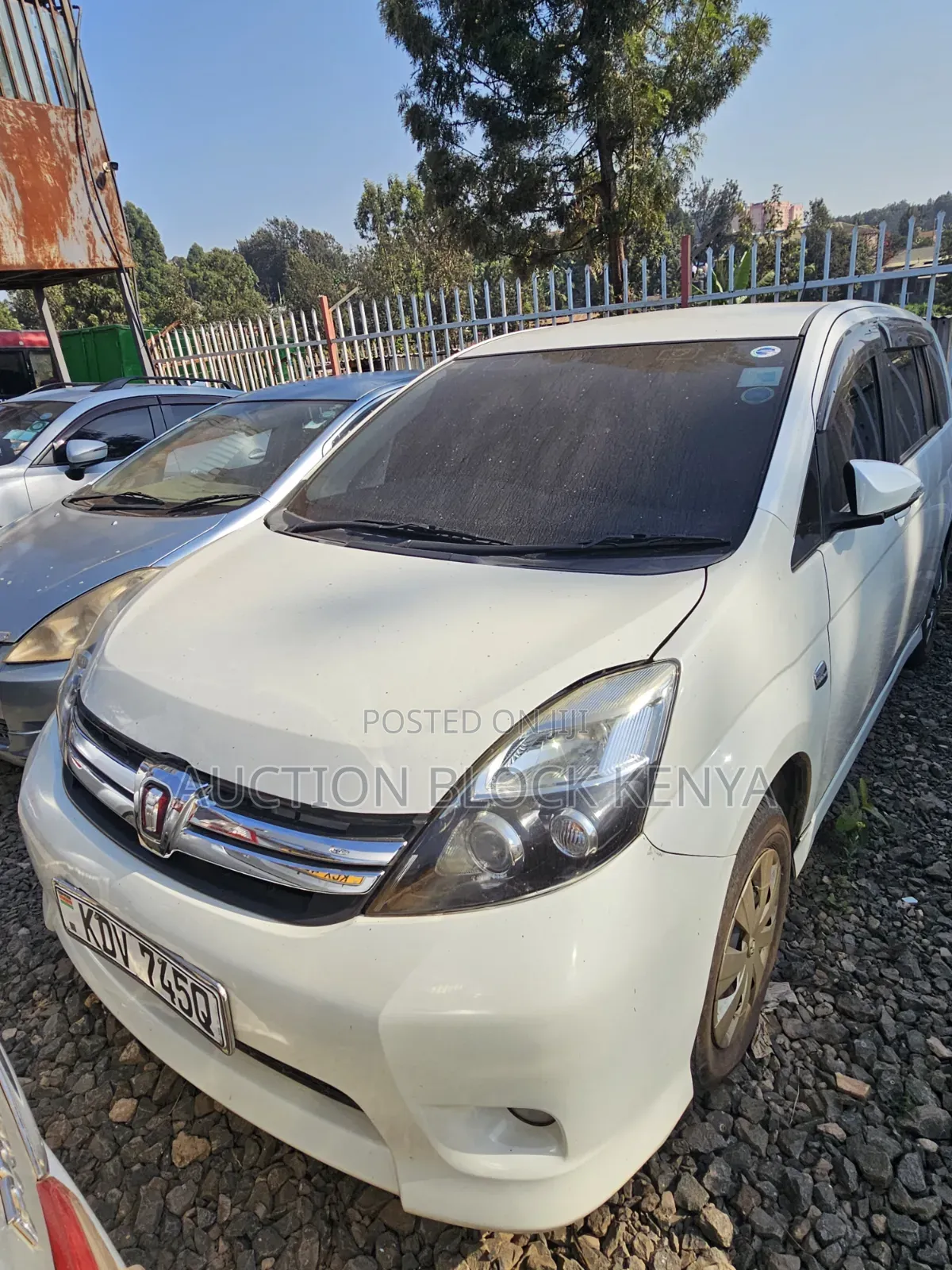 Toyota ISIS 2017 White
