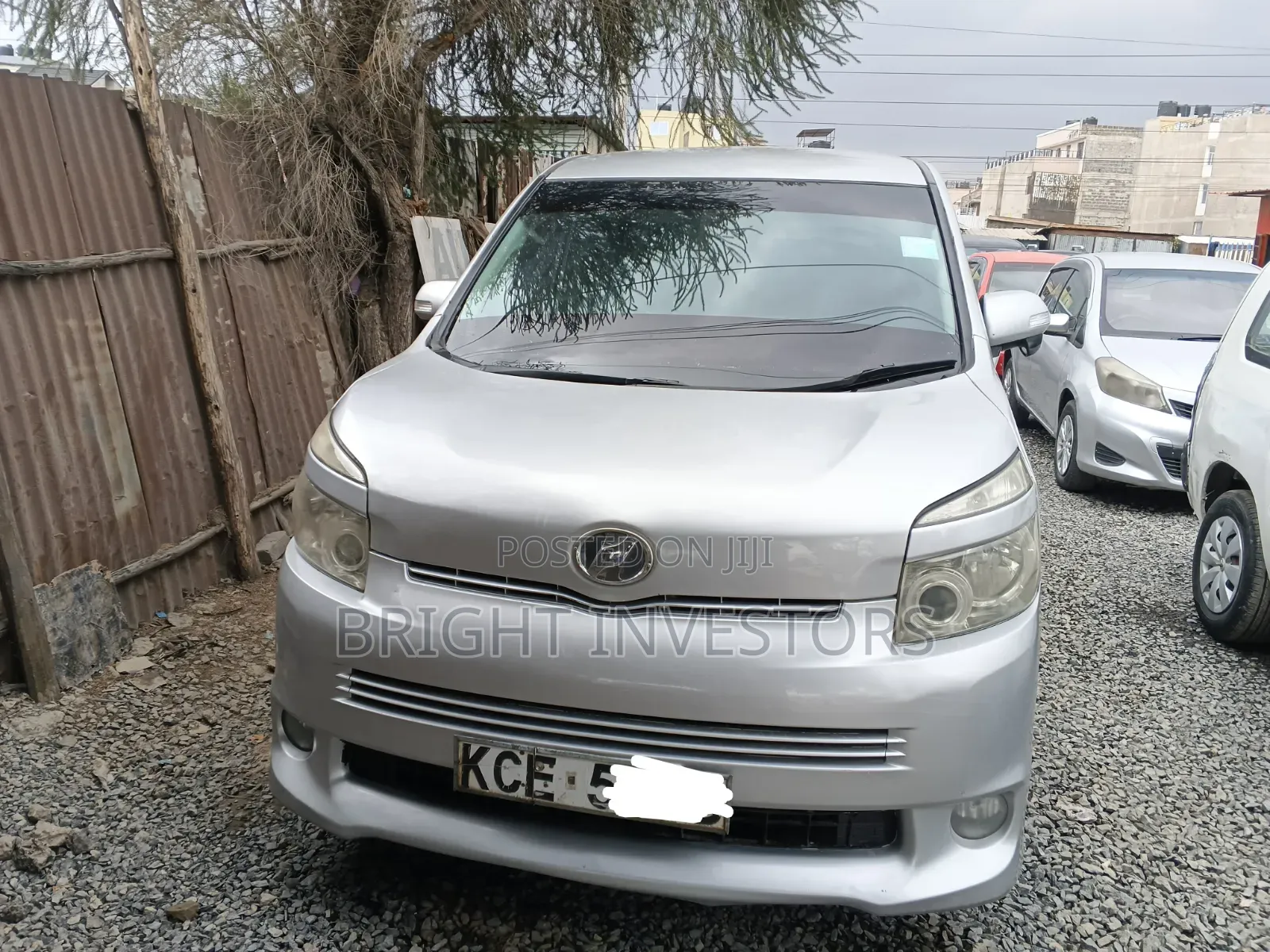 Toyota Voxy 2011 Silver