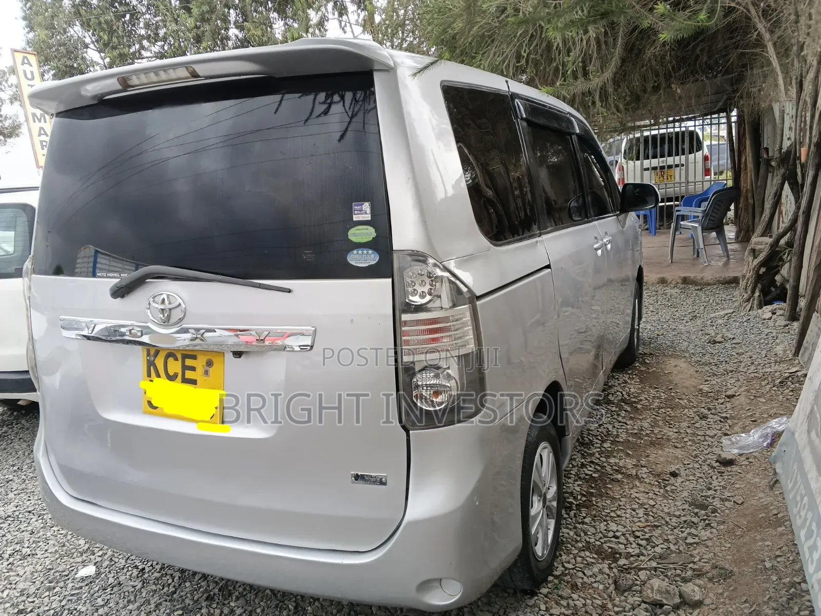 Toyota Voxy 2011 Silver