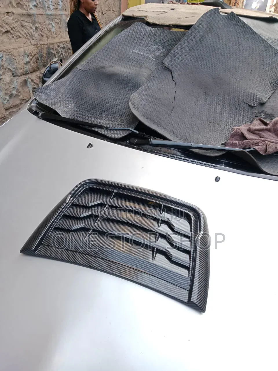 Carbon Finish Bonnet Scoop Design to Stick on Car Hood for Styling