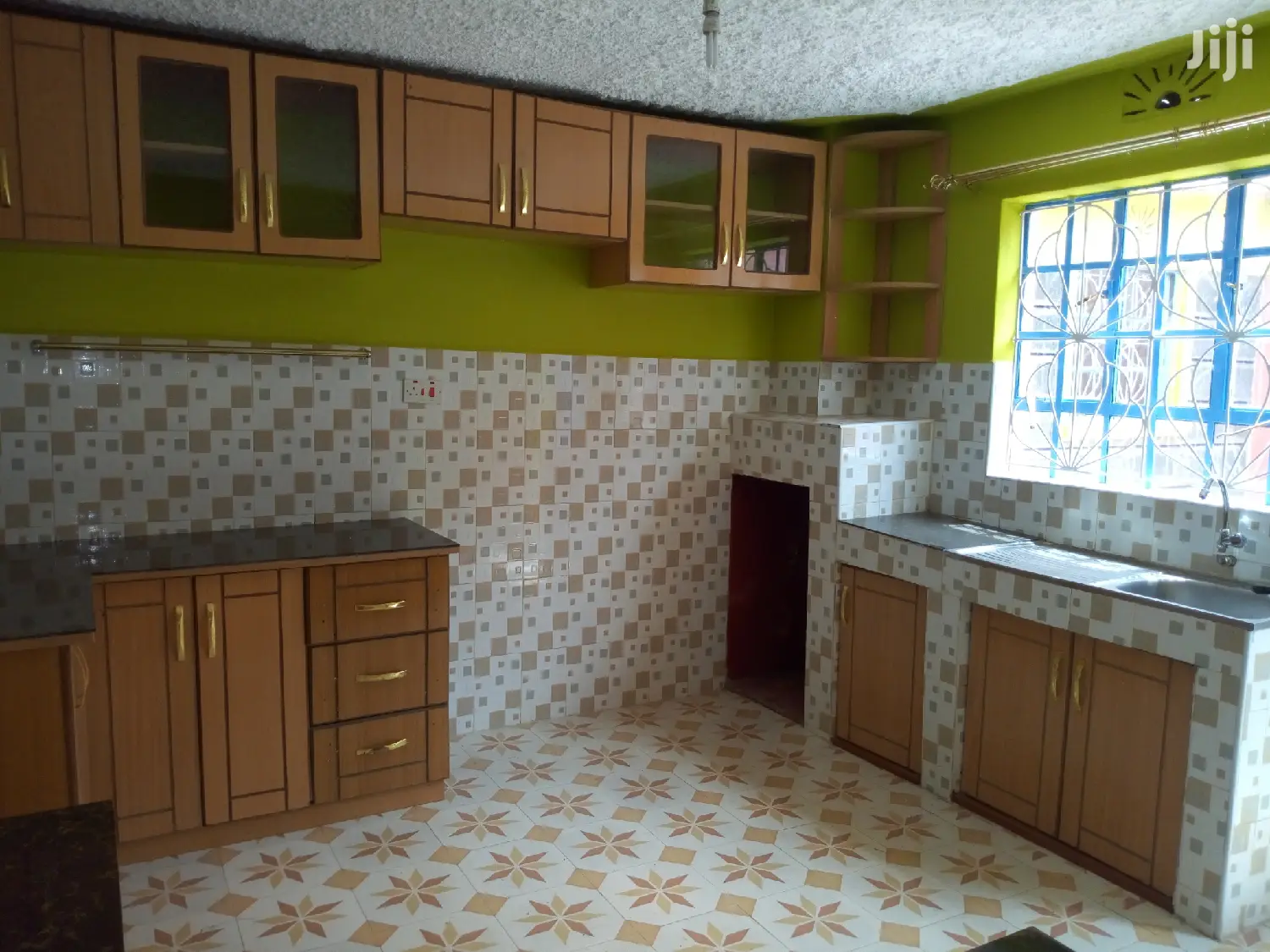 3bdrm Mansion in Kiamunyi, Nakuru Town East for sale